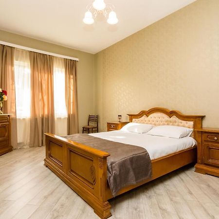 Rustaveli Two Bedroom Apartment With 5 Star Location تبليسي المظهر الخارجي الصورة
