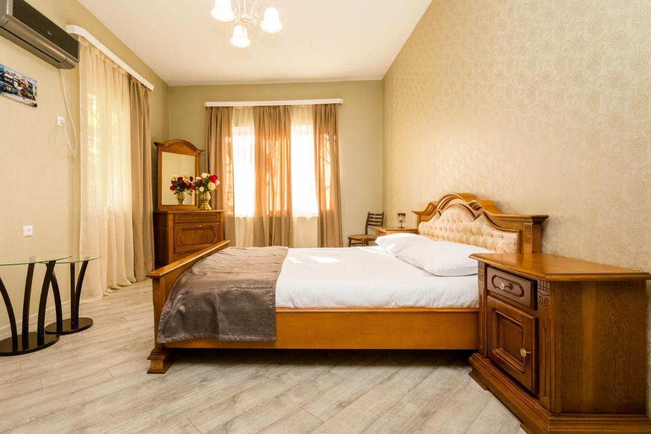 Rustaveli Two Bedroom Apartment With 5 Star Location تبليسي المظهر الخارجي الصورة