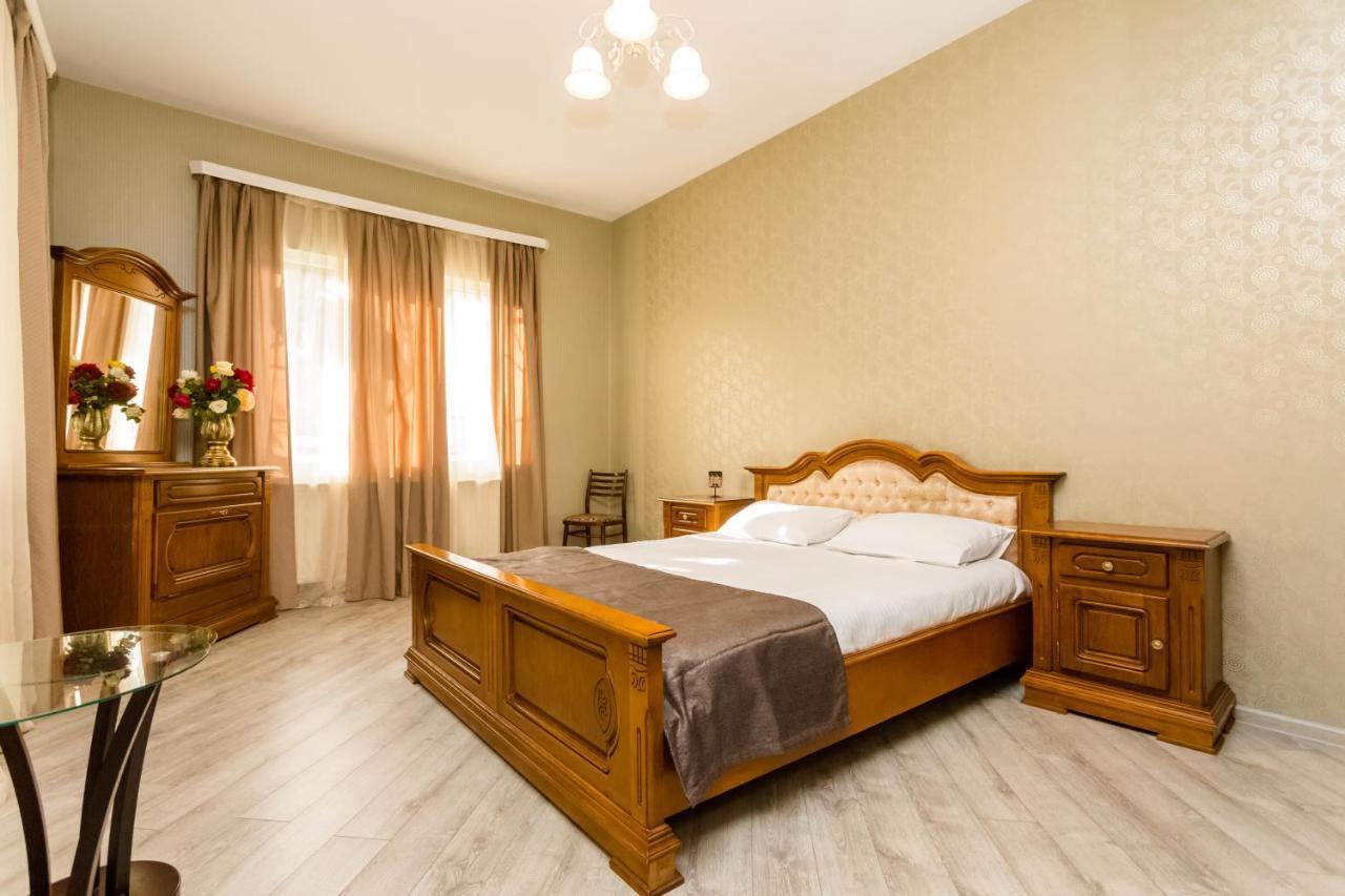 Rustaveli Two Bedroom Apartment With 5 Star Location تبليسي المظهر الخارجي الصورة