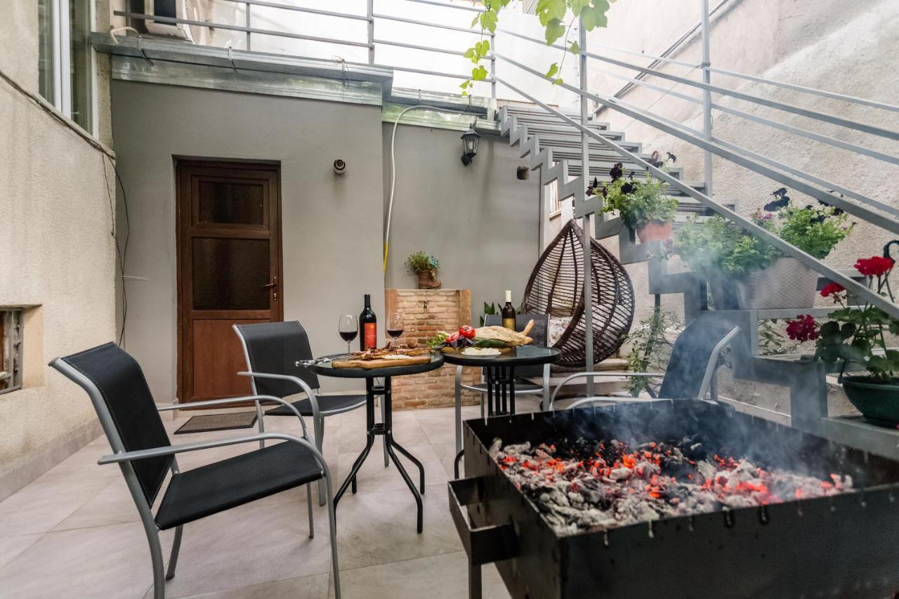 Rustaveli Two Bedroom Apartment With 5 Star Location تبليسي المظهر الخارجي الصورة