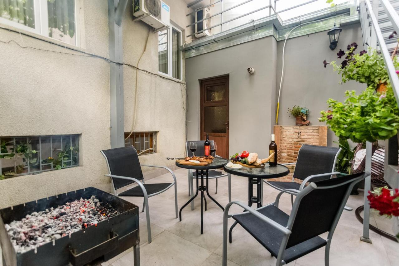 Rustaveli Two Bedroom Apartment With 5 Star Location تبليسي المظهر الخارجي الصورة