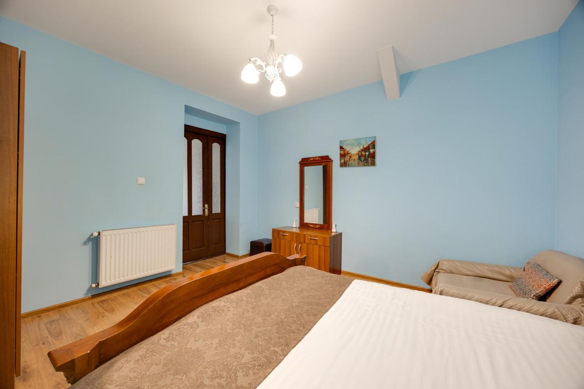 Rustaveli Two Bedroom Apartment With 5 Star Location تبليسي المظهر الخارجي الصورة
